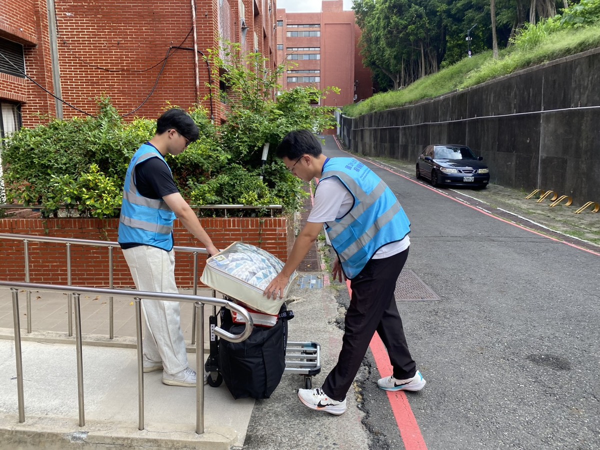 中山大學依山傍海，宿舍區內也有許多斜坡，很多新生抵達後才發現搬運行李是件具挑戰的事，這時萬能的搬運學長姊總是讓新生及新生家長覺得好貼心，並感受到中山大家庭的溫暖圖片