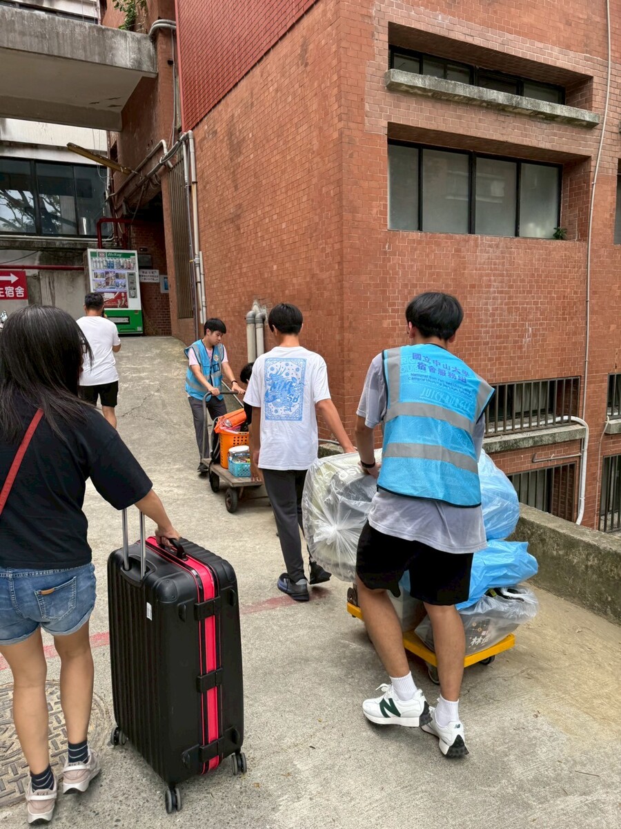 大一新鮮人陸續搬進宿舍，校園充滿新生氣息，宿服組也與宿舍自治委員會合作，募集一批熱心的學長姐替新生搬運行李。在新生入住期間，都可以看到這群熱情的同學忙進忙出，指引方向圖片