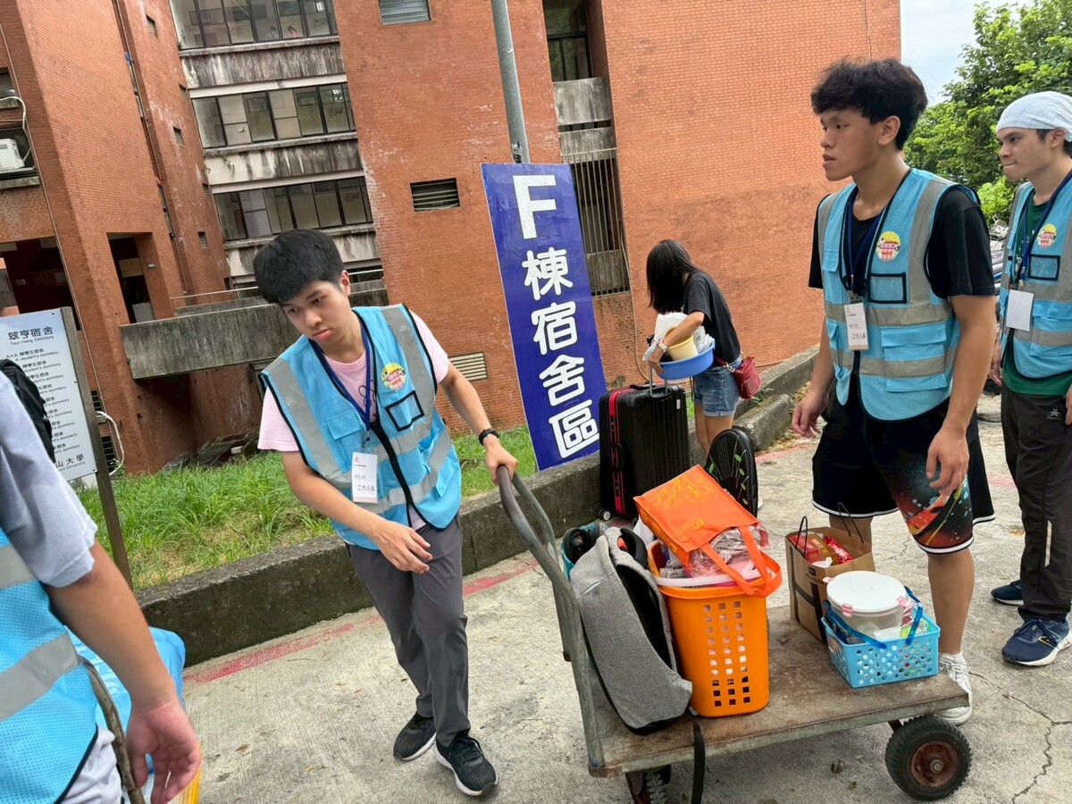 熱心的學長姐替新生搬運行李圖片