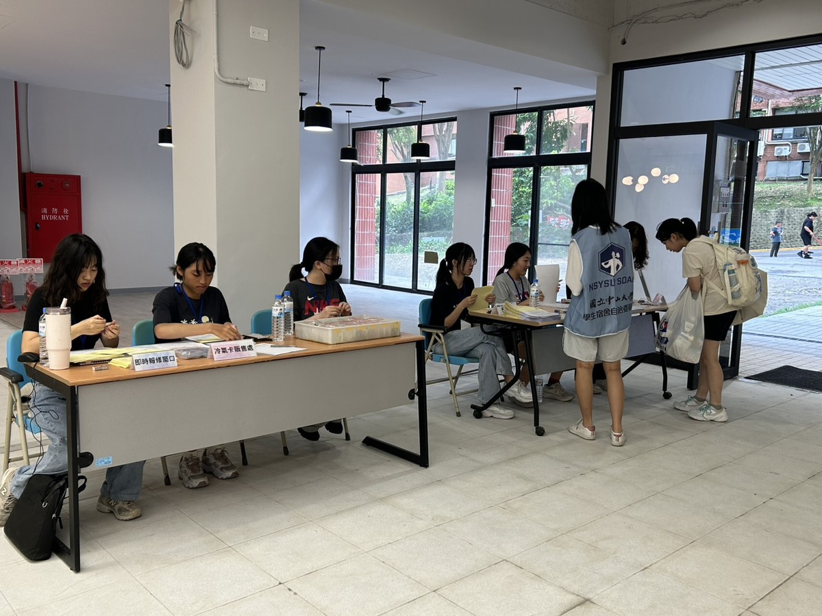2025年大一新生進住宿舍日期為8月31日及9月1日。大一女生入住棟別為L棟，為方便學生家長搬宿，學生宿舍特別在周日及周一開放，從早上8點半到下午4點半，大一新生都可直接在宿舍門口領鑰匙入住，有任何住宿相關問題也可詢問現場學長姊。圖片