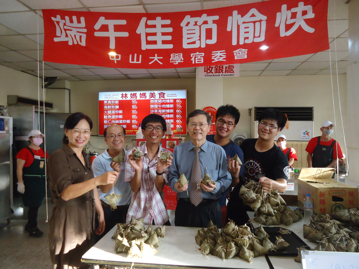 校長、學務長蒞臨宿委會活動，發粽子與住宿生同慶端午佳節圖片